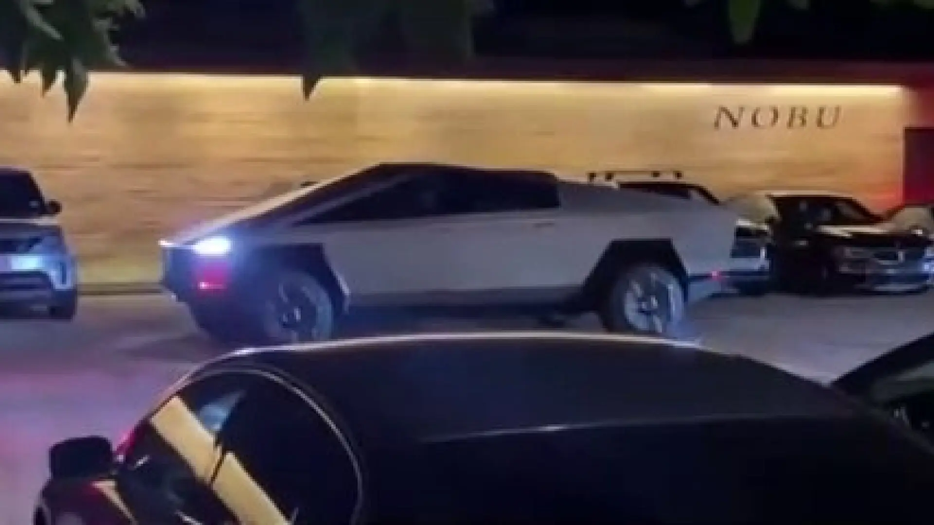 VÍDEO: Elon Musk se choca a la salida de un parking con su Tesla ...