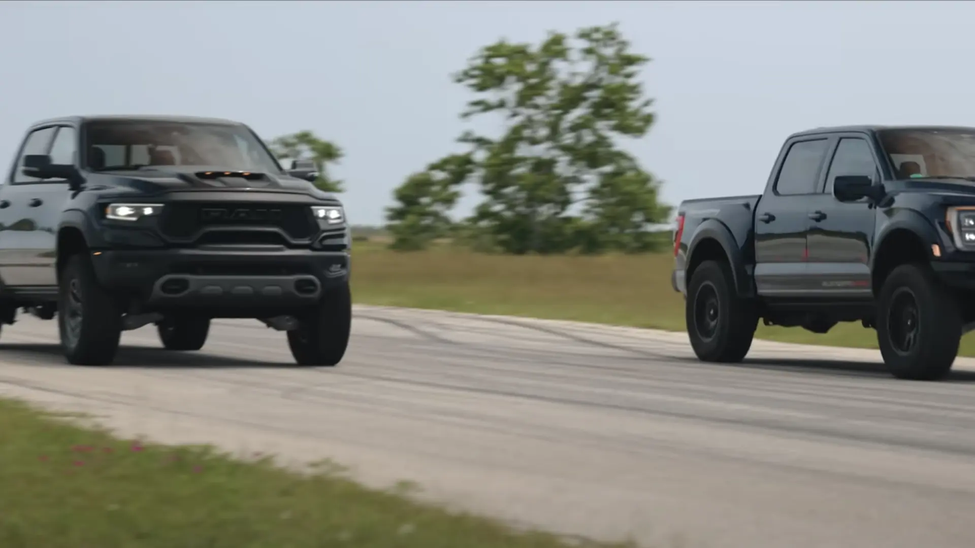 Raptor R Trx VÍDEO: 2 titanes frente a frente | RAM TRX vs Ford F-150 Raptor R by ...