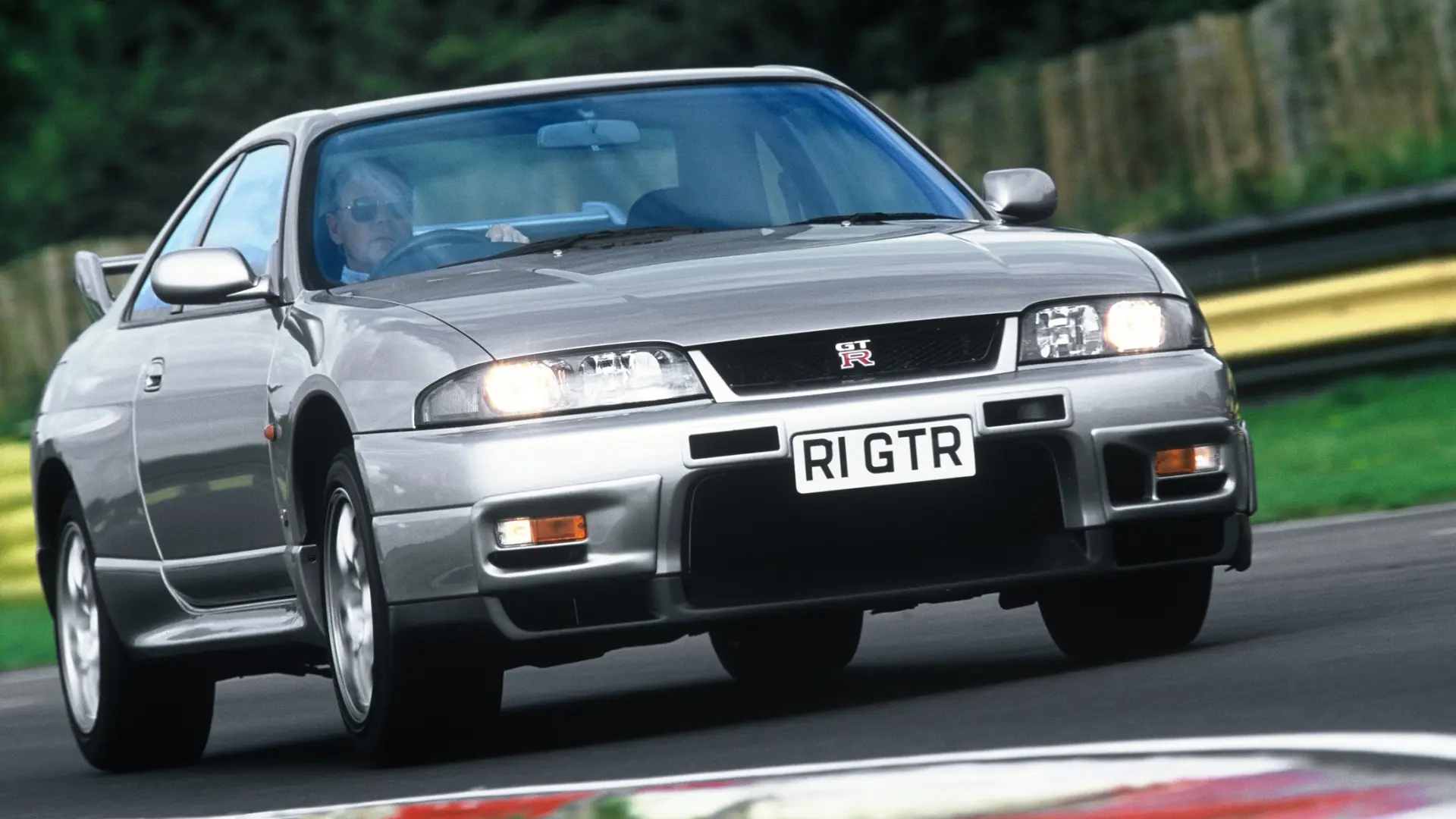 El Nissan Skyline GT-R (R33): el show de Rosalía por la Gran Vía de Madrid ha tenido al deportivo japonés como verdadero protagonista