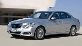 Un Mercedes Benz E500 de la generación W212