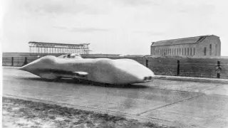El 28 de enero de 1938, Rudolf Caracciola alcanzó 432,7 km/h en la autopista entre Frankfurt y Darmstadt. Al fondo, el hangar del Zeppelin.