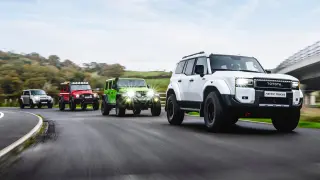 Toyota Land Cruiser, Land Rover Defender Octa, Jeep Wrangler e Ineos Grenadier modificados