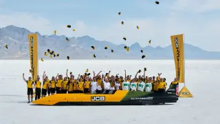 JCB Hydromax bate el récord de velocidad terrestre.