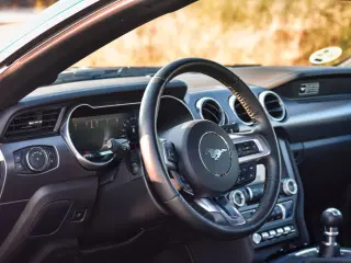 Interior de un Ford Mustang. Foto: Sergio Ríos
