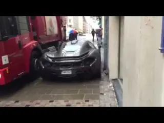 McLaren P1 por el centro de la ciudad
