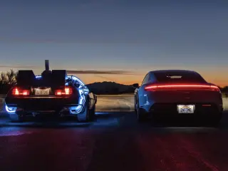 Porsche Taycan junto al DeLorean
