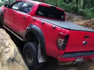 VÍDEO: Pasar, pasa... Pero vaya golpazos le mete a su pick up [TG]