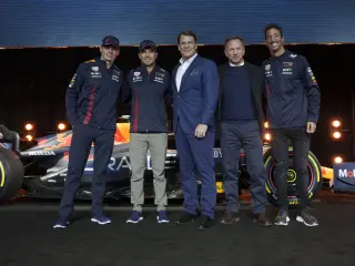 De izquierda a derecha: Max Verstappen, Sergio Pérez, Jim Farley, Christian Horner y Daniel Ricciardo