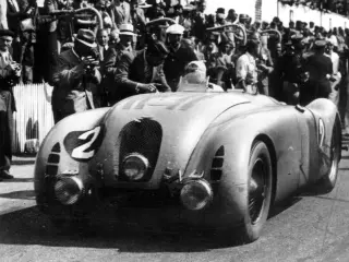 Jean-Pierre Wimille al volante del Bugatti Type 57G Tank en Le Mans, 1937.