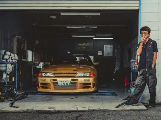'Smokey' Nagata junto a su Nissan Skyline