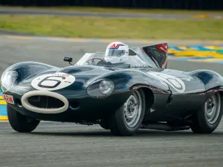 Jaguar D-Type, pilotado por el campeón de Le Mans 1988 Andy Wallace.