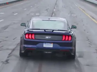 VÍDEO: ¿Qué puedes hacer mientras acelera un Ford Mustang? [TG]