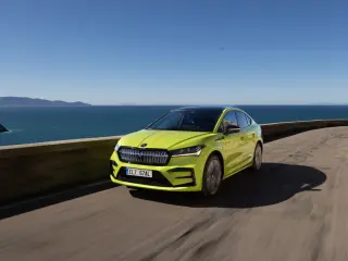 Aunque llamativo, este color le queda muy bien al Skoda Enyaq Coupé RS iV