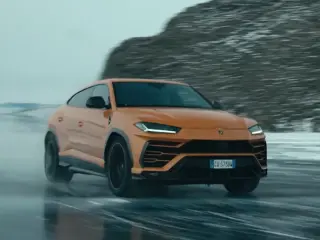 VÍDEO: Disfruta con este Lamborghini Urus en el lago Baikal, ¡y sube el volumen a tope!