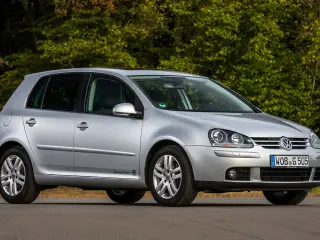 Los Golf V 1.4 FSI (2003-2004), 1,6 FSI (2003-2004), 2,0 FSI (2004, de enero a mayo) no son compatibles con el E10.