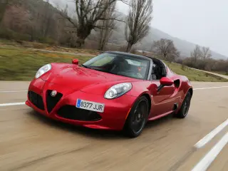 El chasis monocasco del Alfa Romeo 4C Spider está fabricado en fibra de carbono para ahorrar peso.