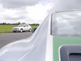VÍDEO: Chris HARRIS enfrenta un PORSCHE 911R contra un PEUGEOT 205 Rallye