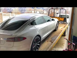 Las baterías de este Tesla se agotan... estando aparcado