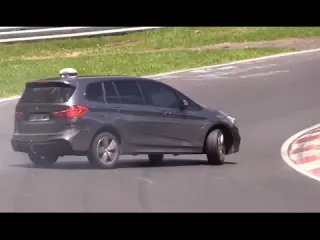 Un BMW Serie 2 Gran Tourer de lado en Nürburgring