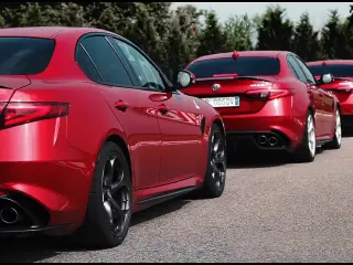 Los pilotos de Ferrari conducen el Alfa Romeo Giulia QV
