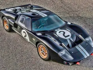 La carrocería con la decoración negra y plata se denomina 'Bruce Mc Laren'.