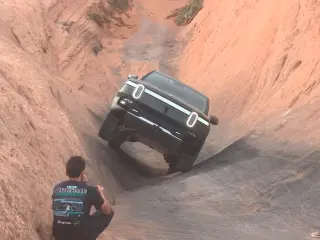 Rivian R1T eléctrico escalando la Hell's Gate de Utah.