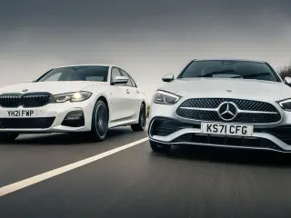 Mercedes C300e y BMW 330e.