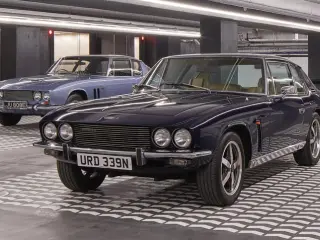 Un Jensen Interceptor, con un Jensen FF detrás.