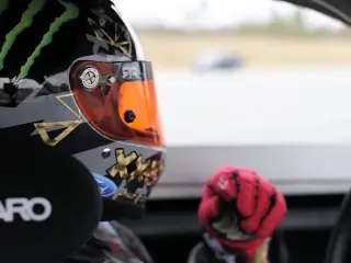 Vaughn Gittin Jr. prueba un Ford Mustang RTR de 900 CV