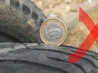 La foto utilizada por la Guardia Civil para enseñar el truco con el que comprobar el estado de los neumáticos.