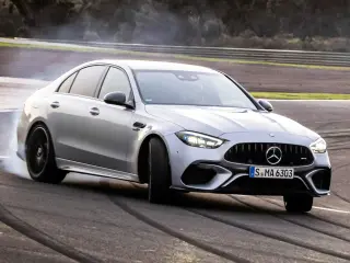 El actual Mercedes-AMG C63 S E Performance rinde 680 CV, pero su motor cuatro cilindros no ha sido bien acogido.