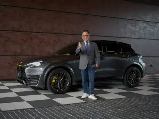 El presidente de Toyota, Akio 'Morizo' Toyoda, con el Lexus LBX Morizo RR