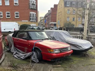 Aunque tengas una lona para cubrir tu coche, dejarlo en la calle lo deteriorará más con el tiempo.