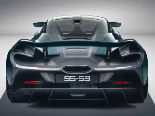 El coche se basa en el McLaren 750S, pero se han tenido que modificar infinidad de cosas para convertirlo en triplaza.