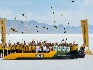 JCB Hydromax bate el récord de velocidad terrestre.