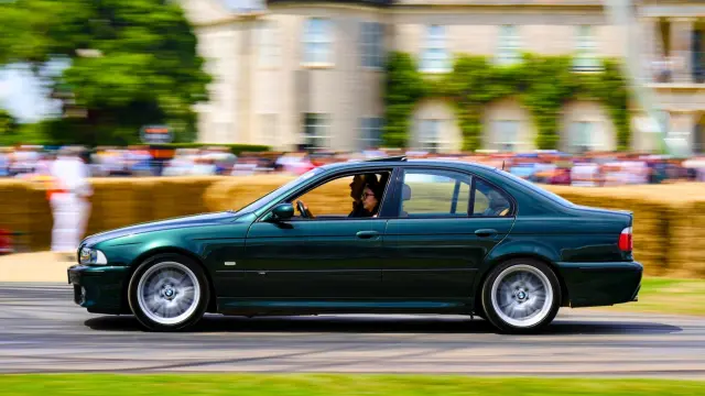 Un BMW M5 E39 con su motor V8 de 400 CV en pleno esplendor en el Goodwood Festival of Speed de 2024