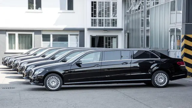 Mercedes clase e limusina seis puertas