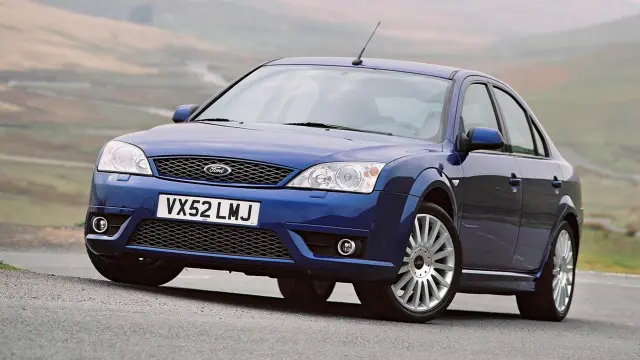 Ford Mondeo ST220, una berlina deportiva con motor V6 y 226 CV.