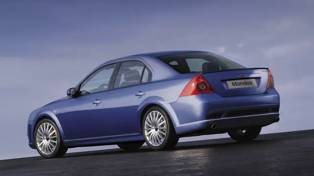 Ford Mondeo ST220, una berlina deportiva con motor V6 y 226 CV.
