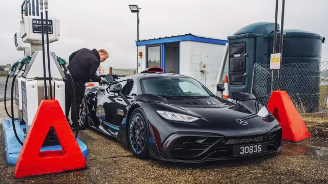 Mercedes-AMG One vs Aston Martin Valkyrie