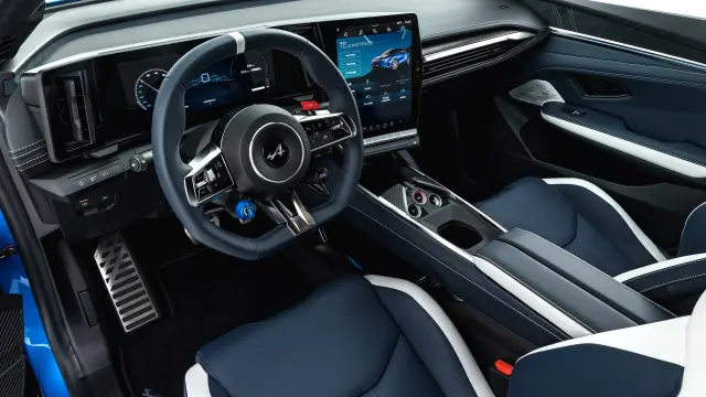 El salpicadero está orientado al conductor. En las pantallas, sistema operativo Google Automotive.