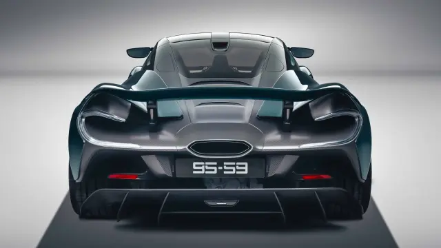 El coche se basa en el McLaren 750S, pero se han tenido que modificar infinidad de cosas para convertirlo en triplaza.