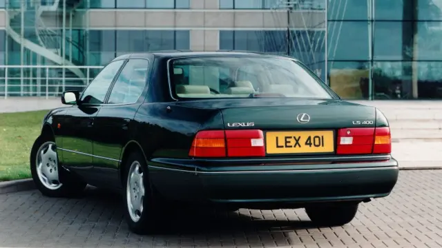 Lexus LS 400.