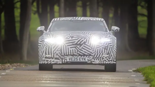 Jaguar eléctrico camuflado