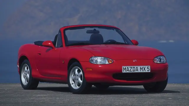 Mazda hizo un experimento para instalar un motor V6 en el MX-5.
