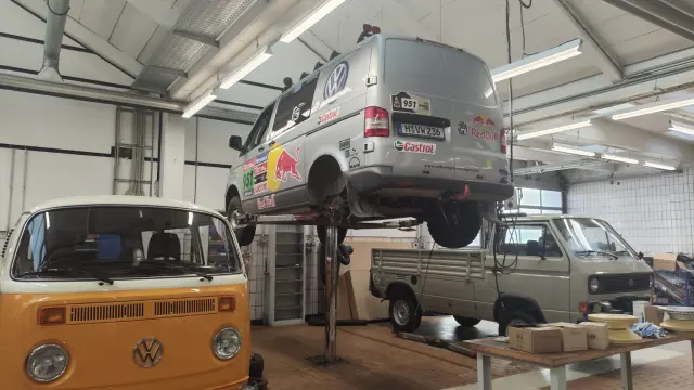 En reparación la furgoneta de asistencia de Carlos Sainz.
