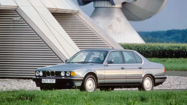 BMW 750 iL E32, motor V12 M70B50.
