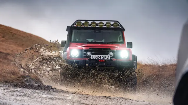 Toyota Land Cruiser, Land Rover Defender Octa, Jeep Wrangler e Ineos Grenadier modificados