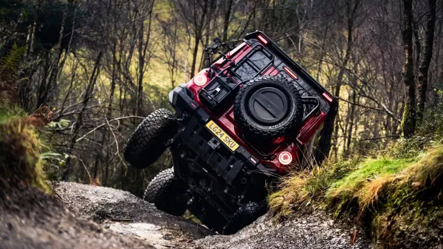 Toyota Land Cruiser, Land Rover Defender Octa, Jeep Wrangler e Ineos Grenadier modificados