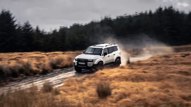 Toyota Land Cruiser, Land Rover Defender Octa, Jeep Wrangler e Ineos Grenadier modificados